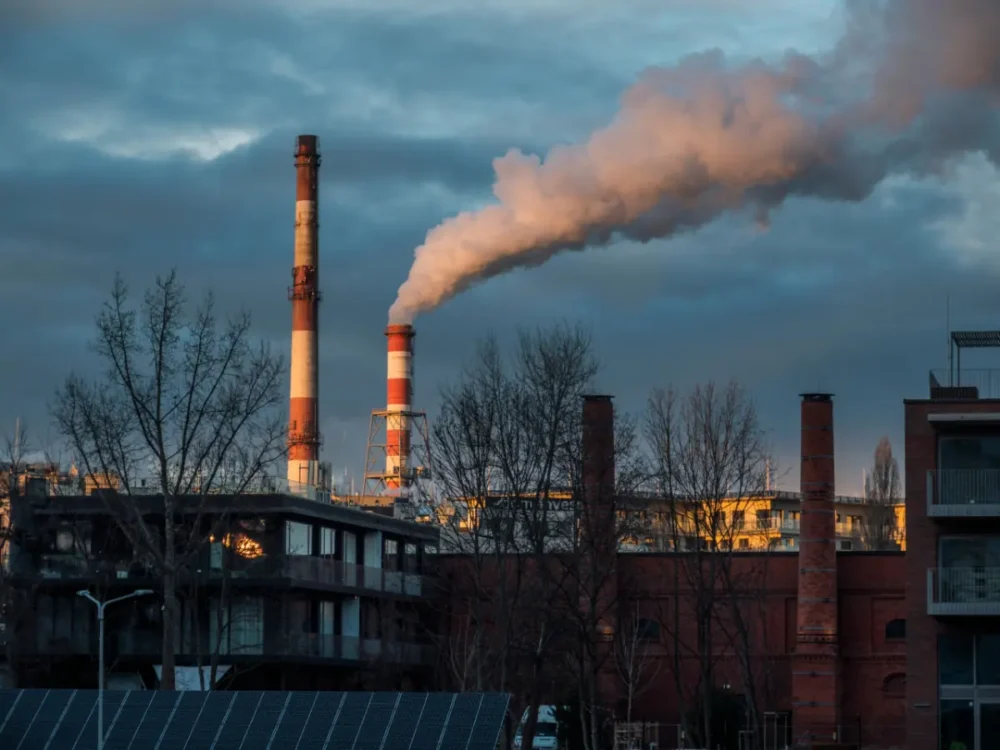 Emissionen aus Kaminen als Symbol für F-Gase