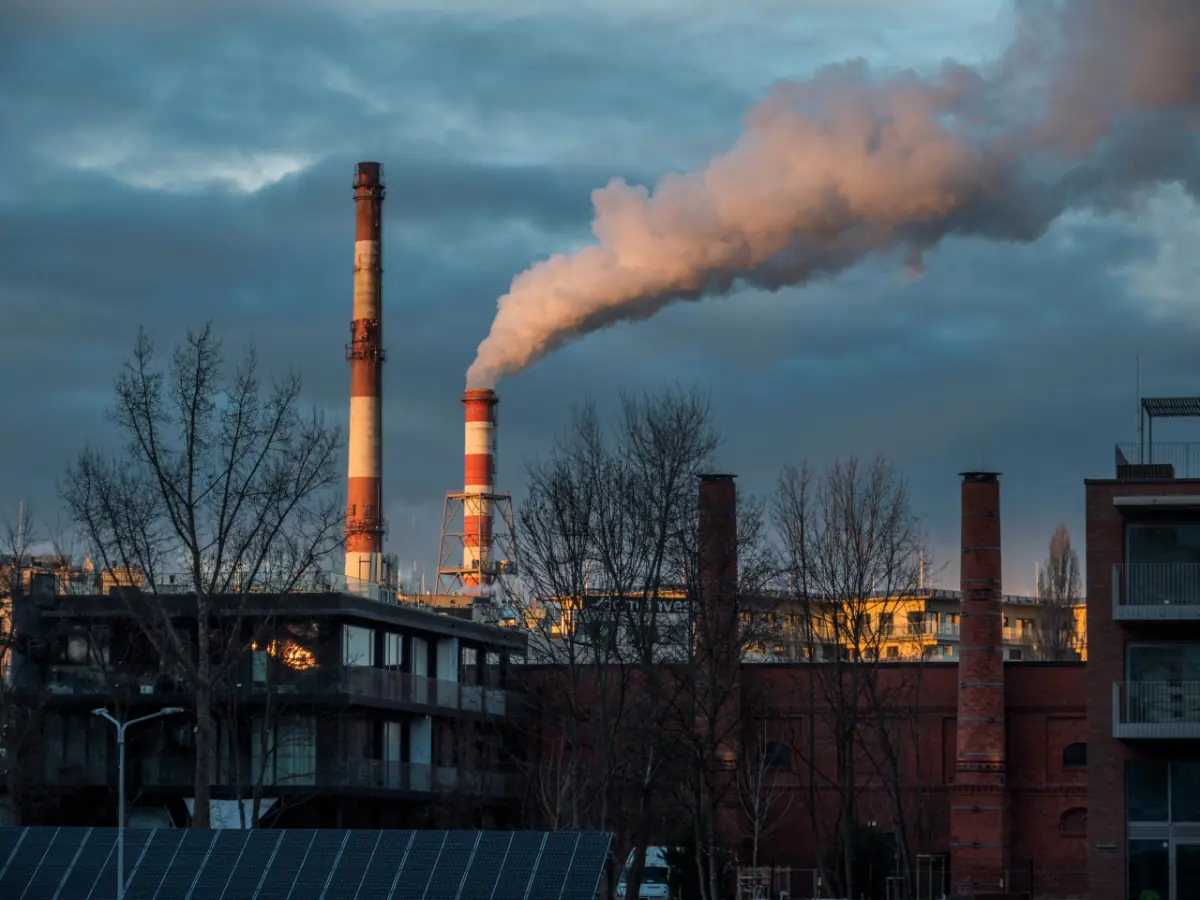 Emissionen aus Kaminen als Symbol für F-Gase